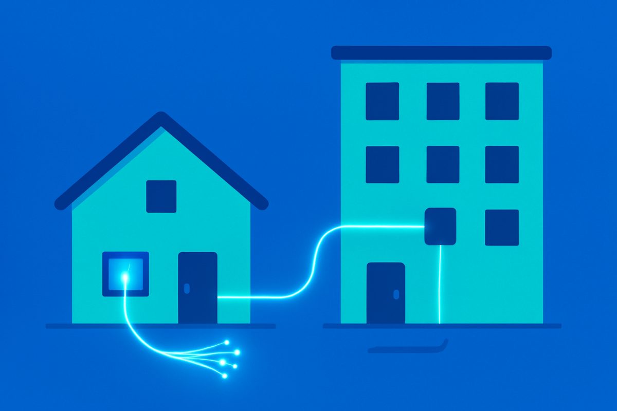 Ilustrácia domu a bytového domu ukazujúca optické vlákno vedúce priamo do bytu (FTTH) aj do budovy a ku rozvádzaču.